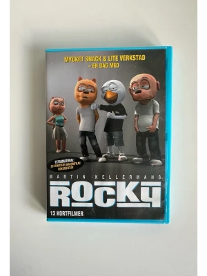 Rocky DVD av Martin Kellerman - ROCKY : Mycket slack & lite verkstad”, DVD med 13 kortfilmer av Martin Kellerman med älskade hipster-dekadente karaktären Rocky. Innehåller extramaterial: 30 minuters bakomfilm/dokumentär. Speltid: 26 minuter + 30 minuter bakomfilm. Produktionsår: 2008. Rekommenderas från 11 år. Mycket gott skick!