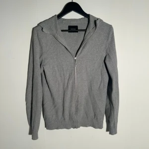 Samsoe Samsoe zip hoodie - Vid köp av fler produkter erbjuds bättre pris. Skriv vid ytterligare frågor eller funderingar🤝 Storlek: S. Mått: Längd 63 cm. Bredd 47 cm.