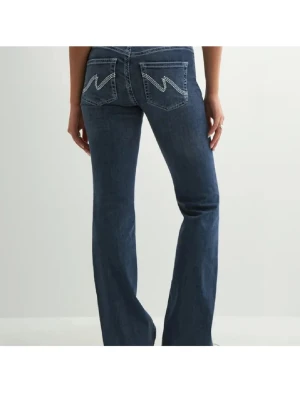 Mörkblå bootcut jeans med kontrastsömmar - Snygga mörkblå bootcut jeans med vita kontrastsömmar och dubbla knappar i midjan. Bakfickorna har ett coolt broderat mönster. Jeansen har klassisk femficksdesign och är tillverkade i denim med lätt stretch.