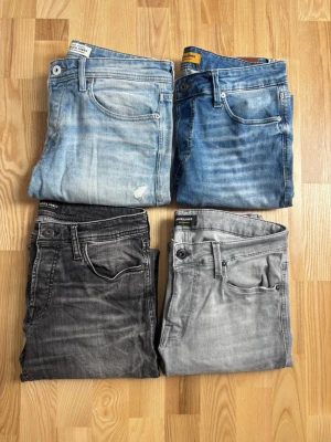 4 st jack & jones jeans - Tja! idag har jag en sjuk deal där du får 4 st jack & jones jeans för endast 379kr! endast bra storlekar på alla och bra skick! perfekt för dig som är intresserad av återförsäljning eller bara vill fylla på garderoben! hör av dig vid minsta fundering!