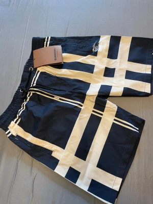Burberry shorts - Så snygga shorts storleken är S/M. Ännu snyggare i verkligheten riktigt nice nu till sommaren. Shortsen fraktas i samma skick som på bilderna