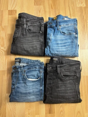 jack & jones jeans 4st - Tja! idag har jag en sjuk deal där du får 4 st jack & jones jeans för endast 379kr! endast bra storlekar på alla och bra skick! perfekt för dig som är intresserad av återförsäljning eller bara vill fylla på garderoben! hör av dig vid minsta fundering!