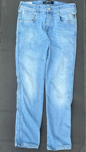 Replay Anbass - Tja! Säljer nu ett par riktigt goa Replay ”Anbass” Hyperflex i storleken 30/32. Använda men välbevarade så finns lite tecken på slitage mellan benen, men inget man tänker på, därav det låga priset.  Nypris: 1599kr Mitt pris: 225kr 