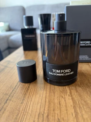Tom Ford Eau d'Ombre Leather edt 100ml - Tom Ford Eau d'Ombre Leather är en lyxig ny parfym som spinner vidare med mer vanilj än originalet. Väldigt bra och väldigt långvarig doft speciellt för en edt. Testsprayad
