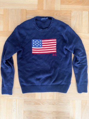  USA Ralph Lauren Tröja - Mörkblå stickad tröja från Ralph Lauren med amerikansk flagga och RL-broderi på bröstet. Tröjan är väl omhändertagen och strorlek S. Är öppen för prisförslag, Skriv vid minsta fundering! 😁🙌🤝