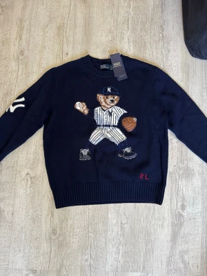 Mörkblå stickad tröja Polo Ralph Lauren - Mörkblå stickad tröja från Polo Ralph Lauren. Aldrig använd. Storlek S