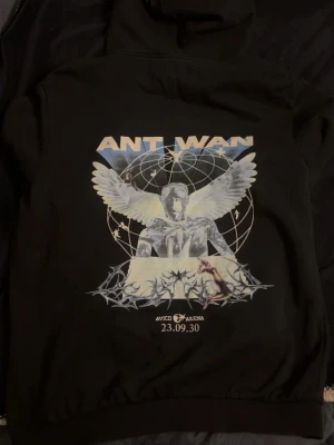 Ant wan merch  - Merch köpt på hans första koncert i Avicii arena, storlek S men passar mig som är xs i tröjor   Säljer då jag inte lyssnar på honom lika mycket längre  men säljer bara för bra pris då det är av sentimentalt värde och också den första hoodien han släppte.                     Den är välbehållen då jag  inte använt den så mycket! 