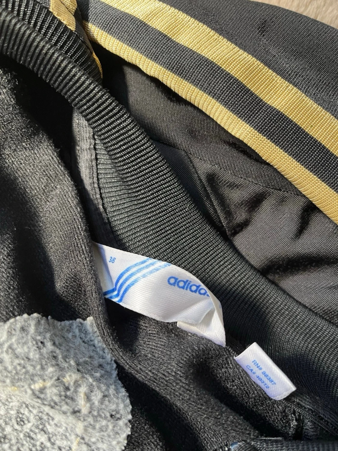 Svart Adidas track jacket med guld ränder - 4