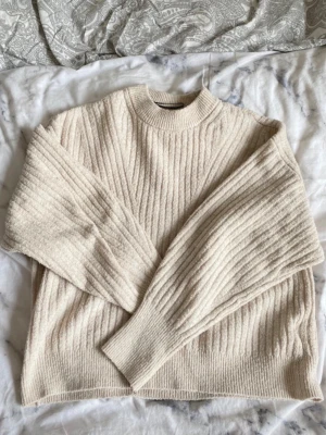 Stickad tröja - Stickad tröja ifrån H&M i använt skick.   Tröjan är nopprig men utöver det i bra skick.