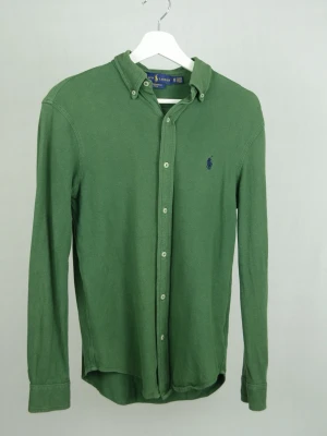 Ralph Lauren featherweight mesh skjorta  - POLO RALPH LAUREN FEATHERWEIGHT MESH SKJORTA Storlek : XS Passform : Normal Användning : Skjortan är i ett väldigt fint skick utan defekter Nypris : Cirka 1800SEK