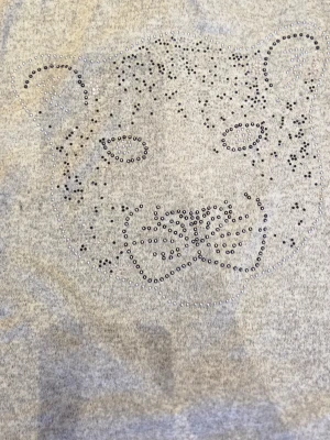 Grå hoodie med leopardmotiv - Grå hoodie med ett coolt leopardmotiv framtill gjort av små glittriga stenar. Mjuk och skön med långa ärmar och huva. Perfekt för en avslappnad och trendig look.