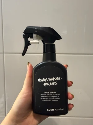 Lush Honey I Washed The Kids Body Spray - Circa 120ml / 200ml kvar. Supergod och söt doft med noter av honung, vanilj och karamell. Vill man lukta som en nybakad kaka så är den här parfymen till dig! 🤩