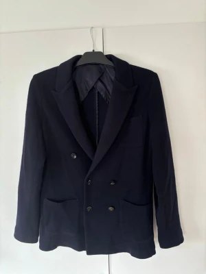 Jättefin John Henric Merinoull cardigan M - Sjukt snygg finstickad unik och eftertraktad dubbelknäppt John Henric merinoull kavaj i storlek M. Inga hål eller fläckar i absolut topp skick i princip helt ny! Grym passform och perfekt nu till sommaren! 
