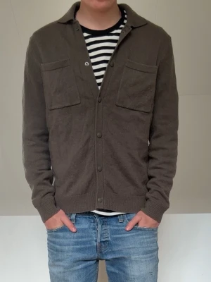 Brun Massimo Dutti cardigan - Brun Massimo Dutti cardigan i strl M men sitter som en S! Bra skivk utan nåra defekter och hör gärna av er vid frågor elr funderingar!!
