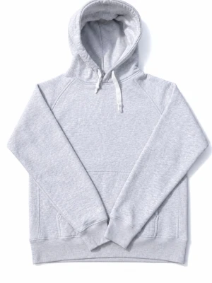 Ljusgrå hoodie russemerch - Ljusgrå hoodie med klassisk känguruficka och dragsko i huvan. Tillverkad i mjukt bomullsmaterial och har ribbade muddar vid ärmslut och nederkant. Perfekt för en avslappnad och stilren look.