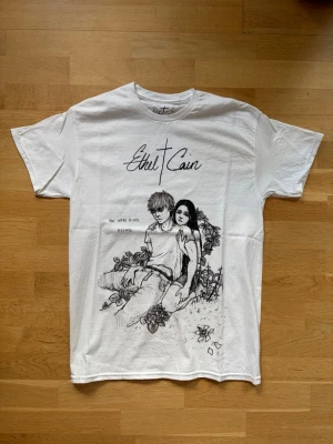 Ethel Cain merch - Från hennes konsert i Stockholm 2025, aldrig använd (pga fel storlek). Liten rosa fläck på kragen, men inget som syns på håll och går bort i tvätten.  Nypris 450kr!
