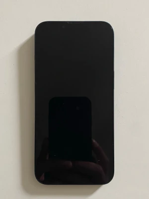  iPhone 13 128 GB 85% - iPhone 13 svart färg 128 GB 85 % batteri, ingen alls skador framsidan eller baksidan inga skrapar på skärmen.