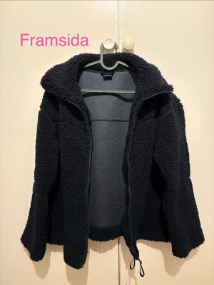 Jacka från gina tricot - Köpte jackan november 2025 för ca 500kr. I mycket bra skick. Inte använt så många gånger.