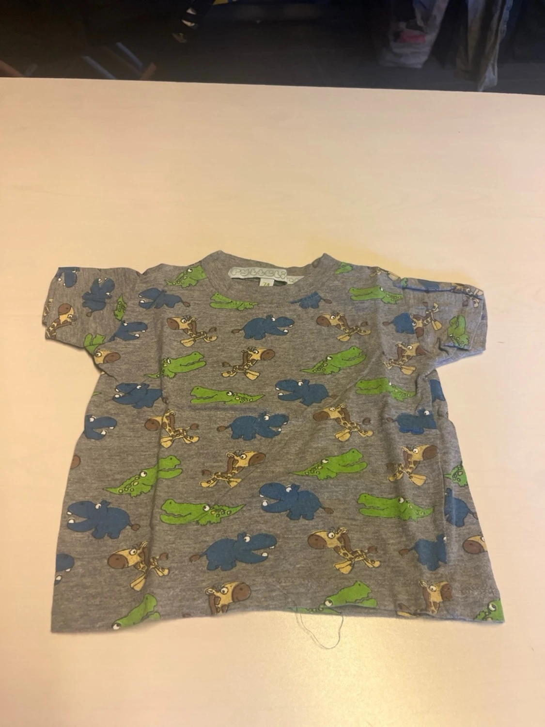 Grå t-shirt med djurmönster