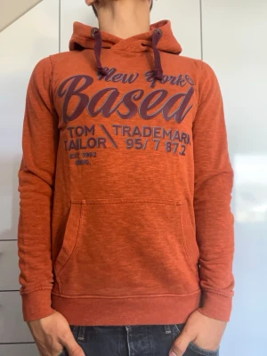 Orange hoodie från Tom Tailor - Orange hoodie från Tom Tailor. Strl S. Inga defekter. Modellen är 178 cm och väger 77 kg. Hör gärna av dig vid frågor!