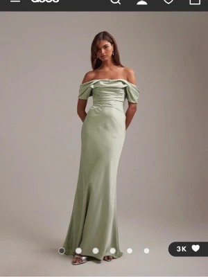 Ljusgrön offshoulder balklänning - Helt ny och oanvänd superfin balklänning med prislapp på.