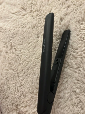 Svart mini plattång från Beautine perfekt för resor och enkel att ha med sig - Jag säljer en svart mini plattång från Beautine. Köpt tidigare från normal, den har en EU-kontakt med sladd till. Sladden är lång och man sätter på den genom en knapp på innersidan. Säljer pågrund av att jag inte använde den. Jag har använt den typ 2 gånger. Orginalförpackningen saknas dock eftersom att jag använt kartongen till annat. 