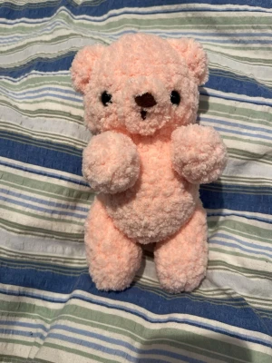 Virkad rosa nalle🩷 - Supersöt virkad rosa nalle i extra fluffigt garn! Hur gosig?🌸🥹 Blev en liten omgång i väntan på vitt garn till student-hängena🌸🧸