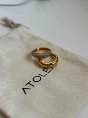 Set ringar  - Oanvända, i storlek us 4. ”Day and night” ring set från atolea, waterproof premium stainless steel + 18k gold PVD coating.