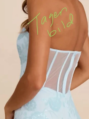 Ljusblå axelbandslös långklänning - Säljer en elegant ljusblå långklänning med blommigt mönster och transparent ryggdetalj. Klänningen är axelbandslös och har en figurnära passform som framhäver siluetten. Perfekt för speciella tillfällen och sommarens höjdpunkter. Helt ny med lappar kvar. Dottern som är 165cm valde en annan klänning och därav är denna helt oanvänd. 