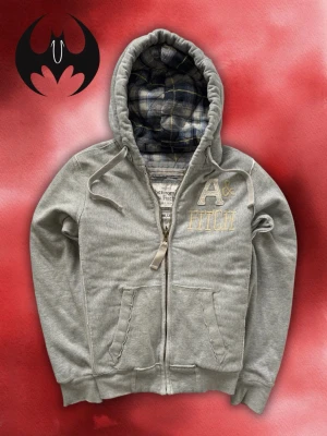Vintage Abercrombie & fitch Grindstone Zip-Hoodie - Säljer denna extremt sällsynta Abercrombie & fitch zip hoodie | Size S/M | Bra skick, små fläckor men syns inte så mycket | Längd: 65cm Bredd: 54cm Armlängd: 67cm | Skyltdocka: M - 48 cm axlar, 75 cm midja | Lägg endast bud med avsikt att köpa nu, inga fördröjning!