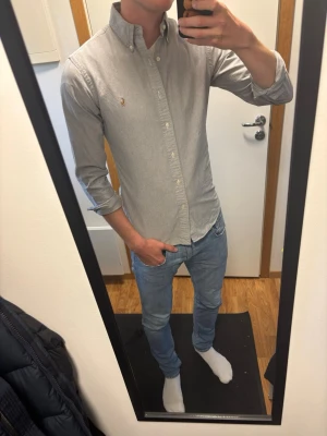 Grå Ralph Lauren skjorta - Knappt använd, perfekt till sommaren,              Skriv vid frågor eller funderingar!
