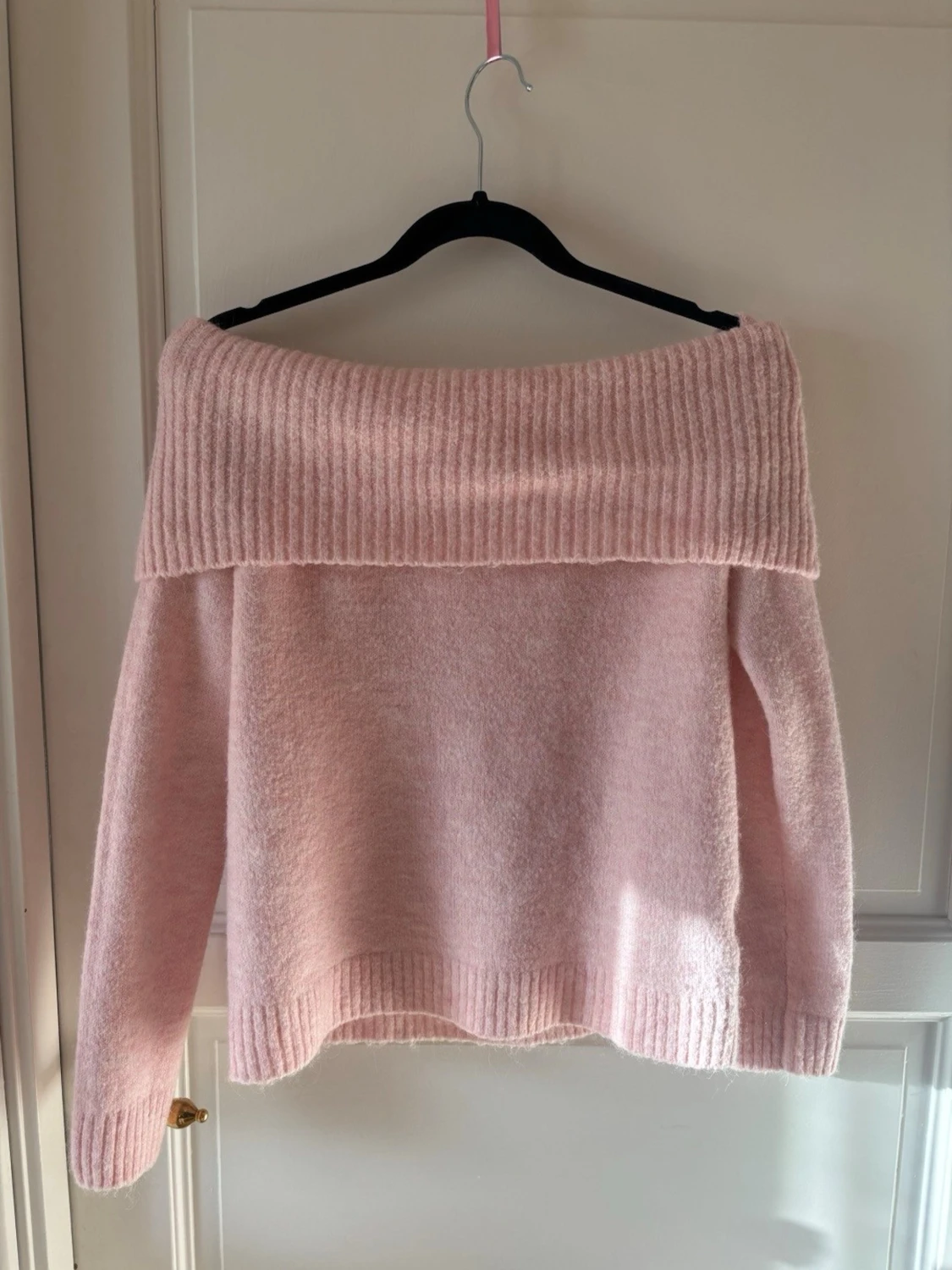 Ljusrosa off shoulder stickad tröja