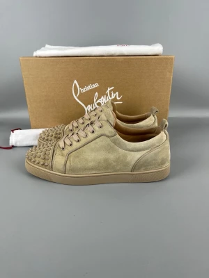 Christian Louboutin Louis Junior Spikes Sneaker Beige - • The shoes have been gently used and are in very good condition  • Size: 42.5 (fits 43–43.5)  • Color: Beige  • Retail price: 9500 SEK / 795€  • Box, dustbag & new laces included