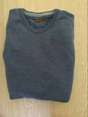 Blå stickad tröja från Stenströms - Mysig blå stickad tröja från Stenströms med rund halsringning och diskret ribbstickade muddar. Perfekt för lager-på-lager och enkel att matcha med jeans eller chinos. Klassisk och stilren design som funkar året runt.