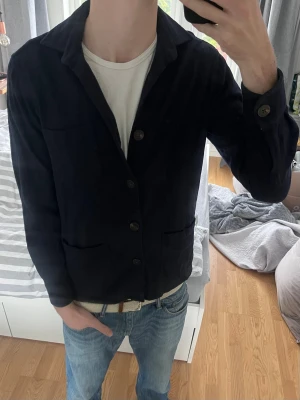 Mörkblå ullovershirt - Riktigt snygg mörkblå overshirt i 48 % ull och 52 % bomull | Storlek 37-38 vilket motsvarar cirka M | Bra skick✅|