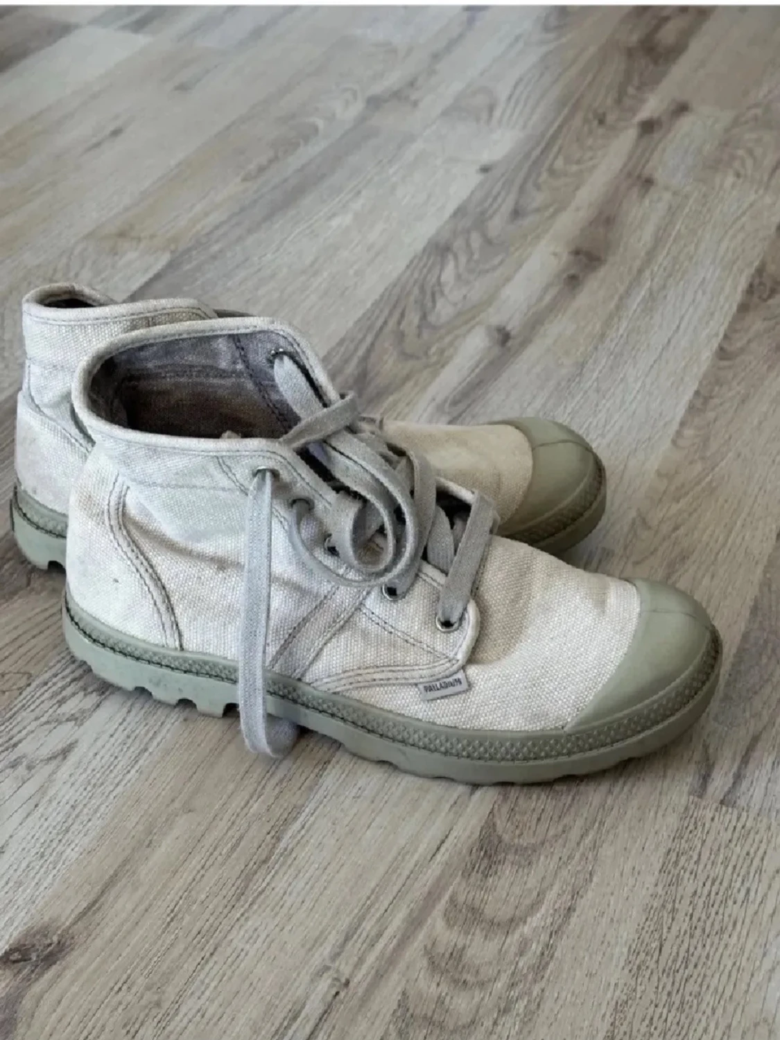 Beige canvas kängor från Palladium