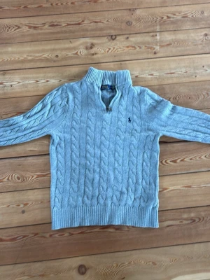Ralph Lauren Halfzip - Ralph Lauren tröja i storlek M. Tröjan har en liten defekt på ena armen som syns på sista bilden och därför är priset så lågt.
