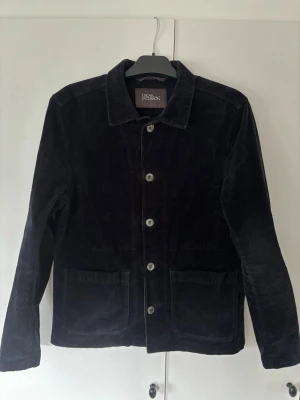 Oscar Jacobson Hampus shirt jacket M - Sjukt snygg eftertraktad och populär svart jättefin Oscar Jacobson Hampus shirt jacket i storlek M säljes. Inga hål eller fläckar i utmärkt skick! Väldigt fint skick och grym passform! Nypris på flera tusen kr.