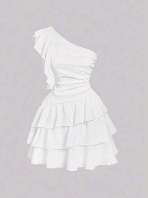 Vit oneshoulder volangklänning - Supersnygg vit kortklänning med oneshoulder-design och flera lager volanger. Klänningen har en asymmetrisk axel med volangdetalj och en figurnära passform upptill. Perfekt för dig som vill sticka ut med en trendig och feminin look.