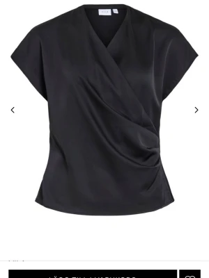 Svart v-ringad topp💓 - Jätte fin topp från Vila! Original priset är 400kr men säljer för 299kr. Matrialet är silkes och den är i storlek 34, så ungefär xs/S. Aldrig använt!💓