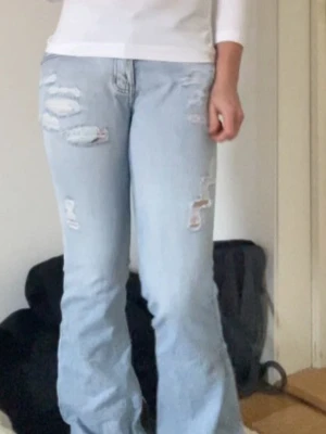 Snygga jeans - Säljer dessa as snygga jeans med slitningar, säljer dem däremot för att dem passar inte mig längre. Skriv ifall det skulle behövas mått eller lite bättre bilder🤗