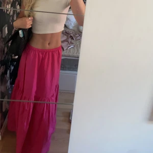 Rosa långkjol - Intressekoll på min superfina sommarkjol från H&M, den är endast använd ca 3 ggr och jag säljer då den blivit för kort. Bara att skriva om ni vill se fler bilder eller har några funderingar 🥰Nypris 600kr. 