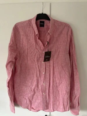 Otrolig rosa Oscar Jacobson linne skjorta Xl - Supersnygg elegant populär och eftertraktad rosa Oscar Jacobson linne skjorta i XL. En strykning  och som helt ny igen. Grym passform och utmärkt nyskick! Inga hål eller fläckar perfekt nu till sommaren!