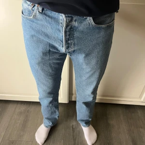 Levi's 501 ljusblå jeans W32 L32 - Levi's 501 ljusblå jeans W32 L32 i bra skick. Jeansen sitter egentligen lite lösare än vad de gör på bilderna då storleken blivit för liten (därav de säljs).