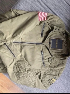 Ralph Lauren Field Jacket - Tjena! Säljer denna riktigt feta Raffe field jackan till rimligt pris! Jackan är svår att få tag på och därav riktigt unik och efterlängtad! Jackan är i riktigt bra skick och storlek M. Priset är absolut inte hugget i sten så vid snabb affär kan vi nog komma till en riktigt bra deal! Mvh Quadra😁