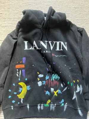 Lanvin hoodie - En fin lanvin hoodie 10/10 skick, det finns tagg på och sånt o det är en riktigt fin hoodie med färger på