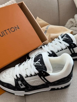 Louis Vuitton trainer black & white  - Lv trainer stl 46 och jag har 47 också. Allt medföljer, box, dustbag, extra sko snöre, intyg. Allt är helt nytt aldrig använda eller testade 