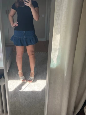Blå volangkjol i jeans - Säljer en av mina jeanskjolar då den börjar bli för liten💕 Super chic och passar utmärkt till stora stickade tröjor🥹🩷 