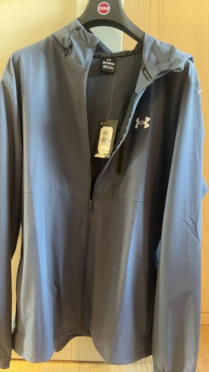 Under armour jacka  - Sprillans ny och oanvänd under armour jacka, säljs för att storleken inte passade. 