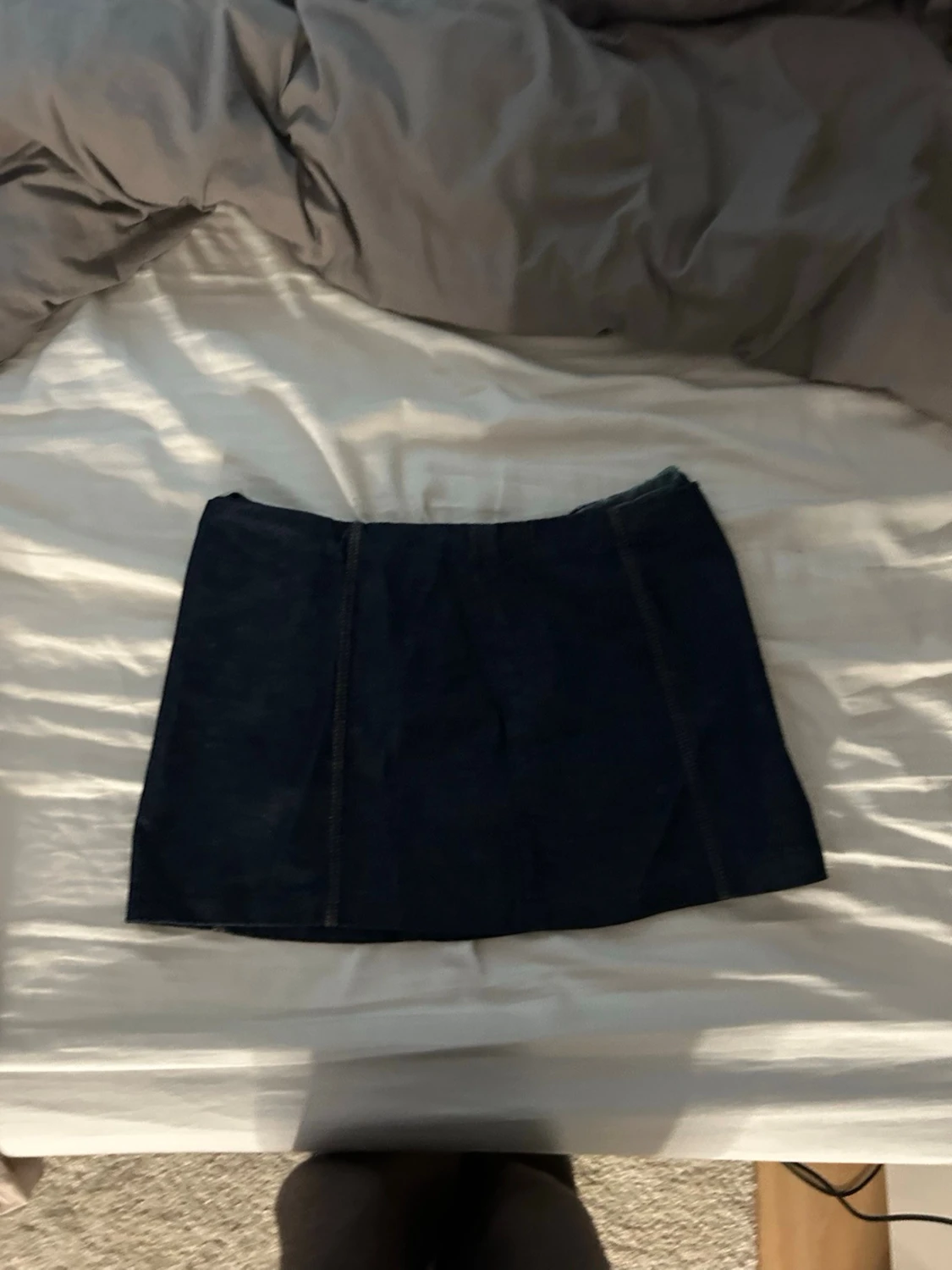Mörkblå jeanskjol med dragkedja